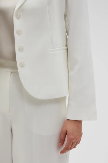 Krótka marynarka zapinana na guziki biała