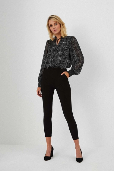 Koszula w roślinny wzór z bufiastymi rękawami czarna