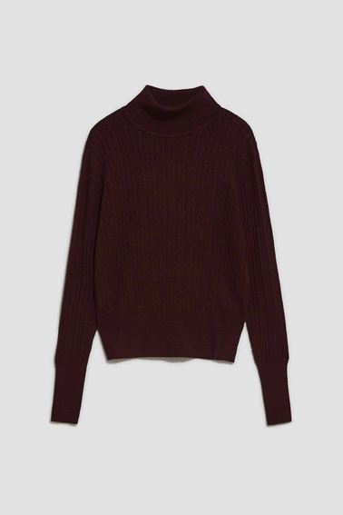 Cienki sweter z golfem kasztanowy