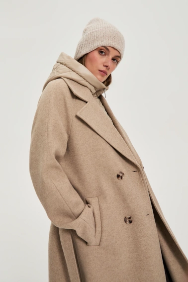 Długi płaszcz w kapturem beżowy
