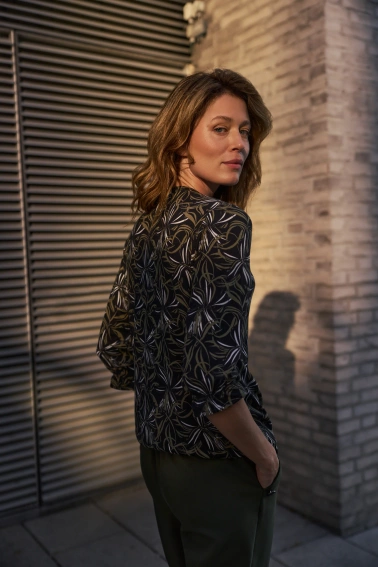 Sweter z wzorem czarny