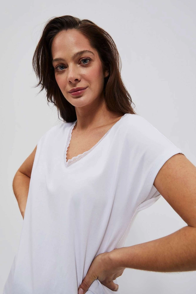 T-shirt z koronkowym dekoltem w serek biały