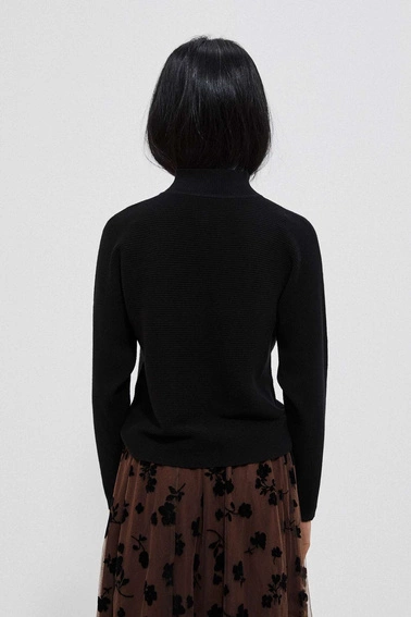 Sweter w prążki z półgolfem czarny