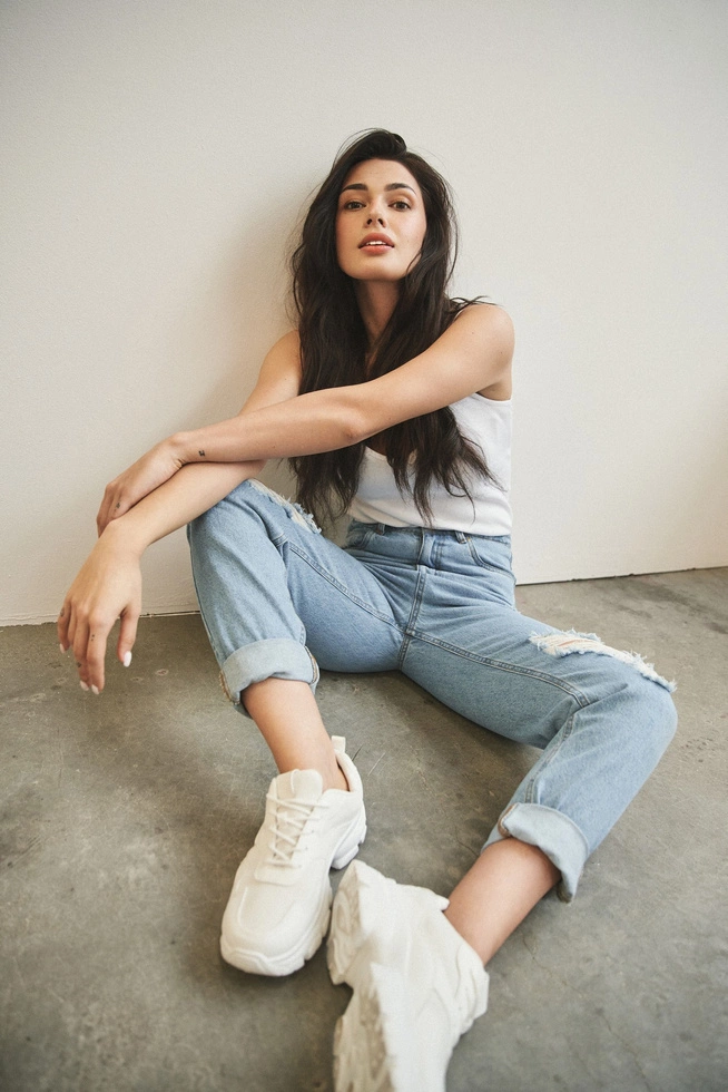 Jeansy mom fit z przetarciami błękitne