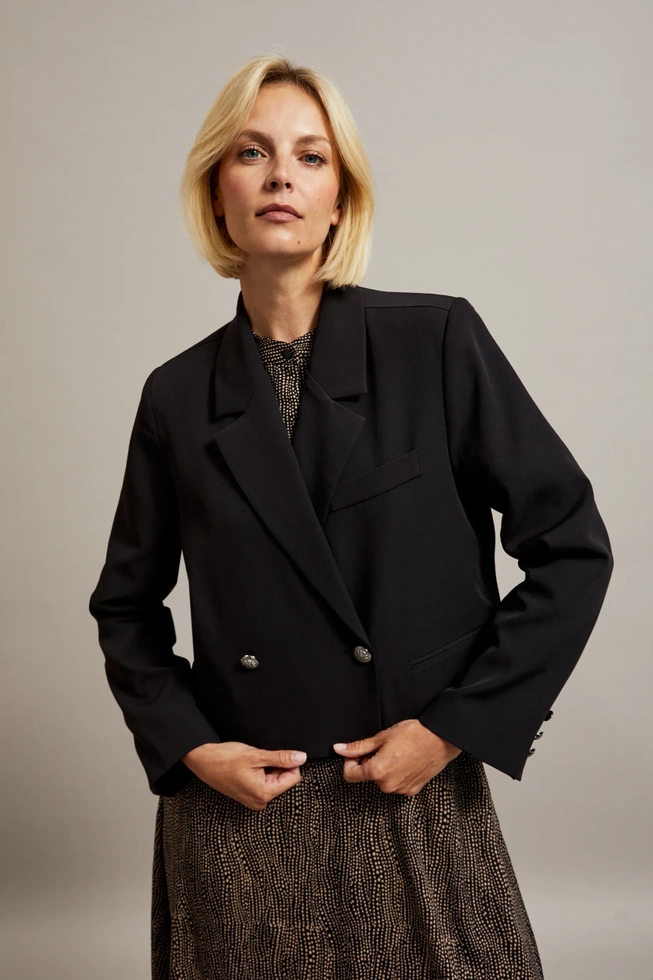 Krótka marynarka z ozdobymi guzikami czarna