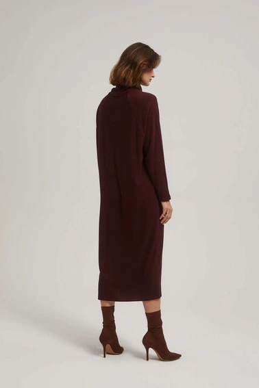 Prążkowana sukienka z golfem