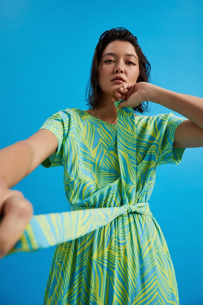 Sukienka z wiązaniem w talii turkusowa