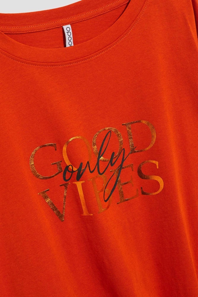 Bluzka z napisem i wiązaniem