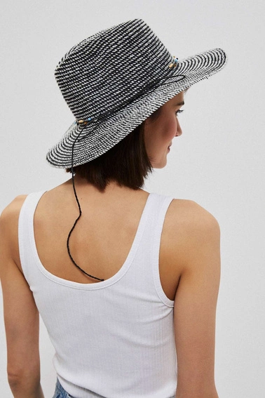 Kapelusz słomkowy z ozdobną tasiemką