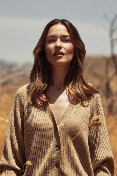 Kardigan zapinany na guziki z bufiastymi rękawami beżowy