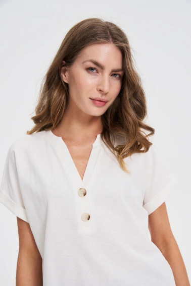 Bluzka z guzikami na dekolcie biała