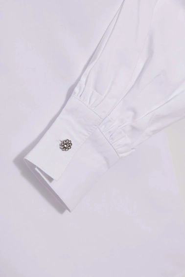 Koszula ze srebnymi ozdobnymi guzikami i kołnierzykiem biała