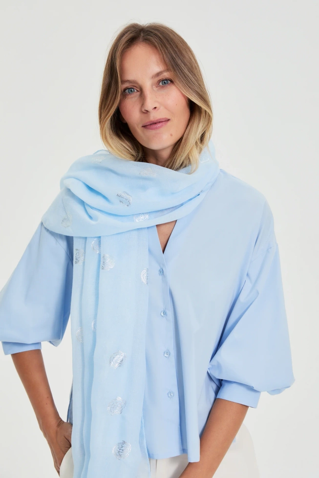Szal z metalicznym nadrukiem błękitny