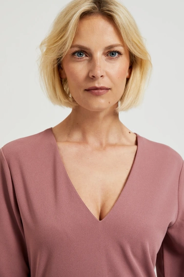 Gładka sukienka z dekoltem w serek pudroworóżowa