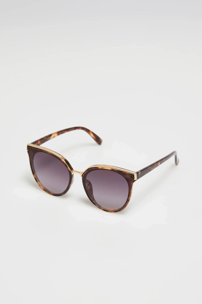 Okulary przeciwsłoneczne ozdobione złotymi elementami czarne