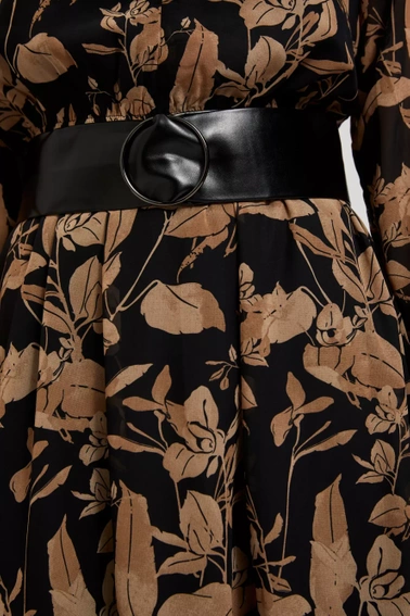 Sukienka z rozkloszowanym dołem i kwiatowym nadrukiem czarna