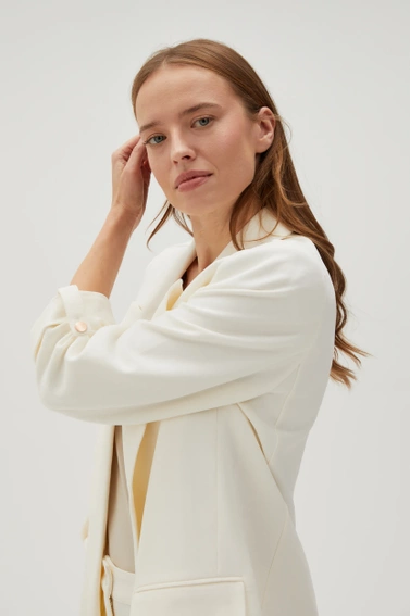 Elegancka marynarka z podwijanymi rękawami biała