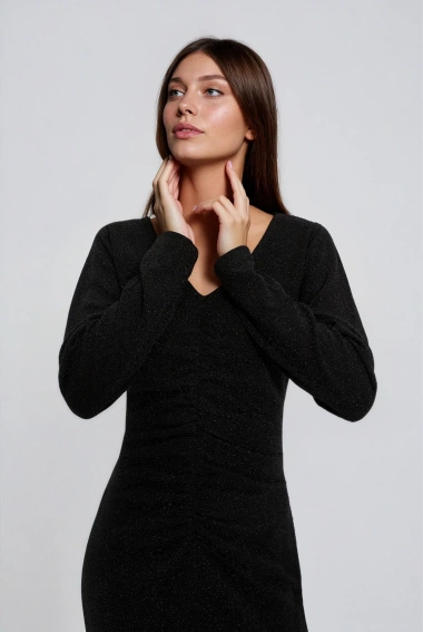 Dopasowana sukienka czarna