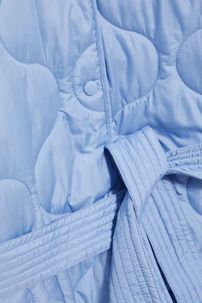 Pikowna kurtka z paskiem w talii błękitna