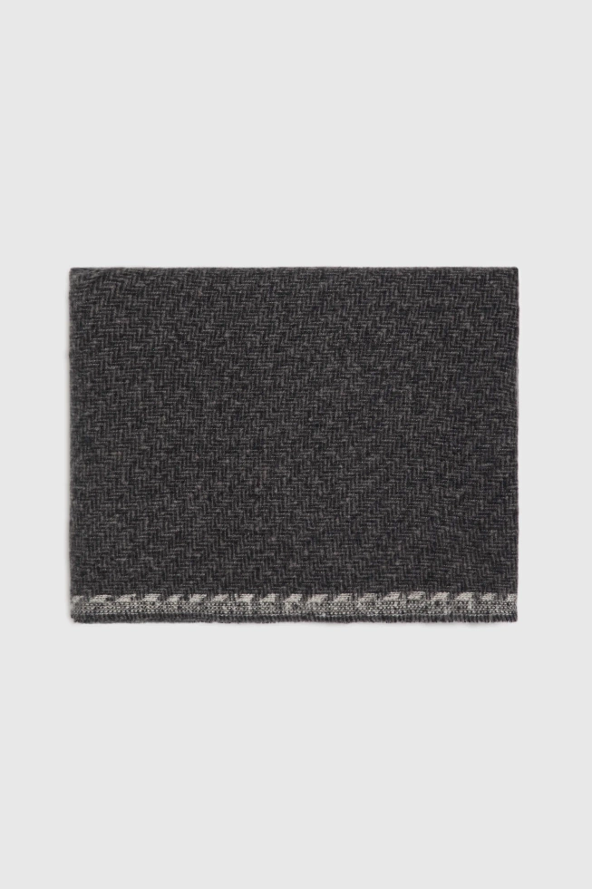 Gładki szal ciemnoszary