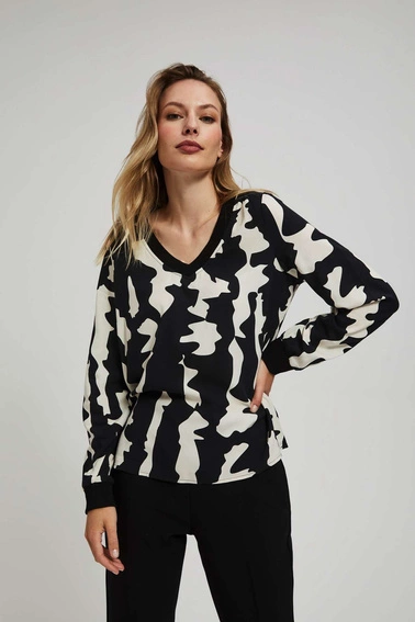 Wzorzysta koszula z dekoltem w serek czarna