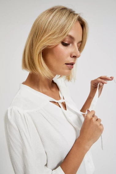 Koszula zapinana na guziki z wiązanym dekoltem biała