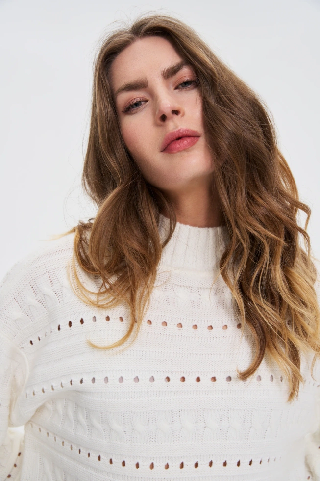 Sweter z golfem biały