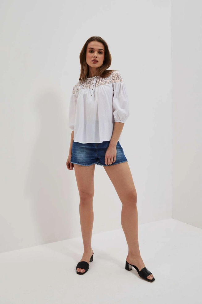 Koszula z ażurowym dekoltem