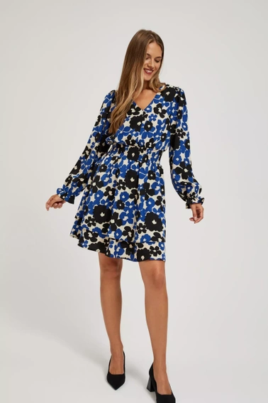 Sukienka z rozkloszowanym dołem i kwiatowym wzorem niebieska