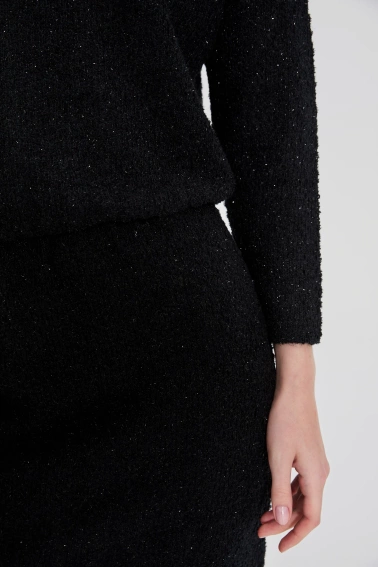 Sukienka ozdobiona błyszczącą nitką czarna