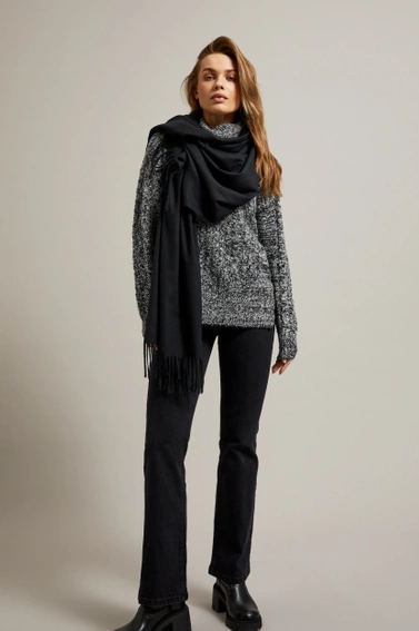 Gładki szalik z frędzlami czarny