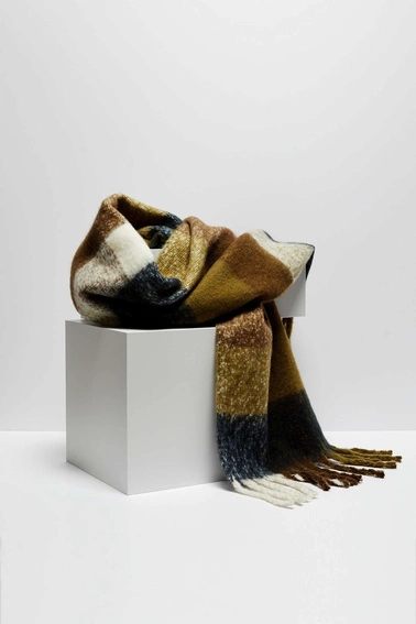 Szal w pasy z frędzlami