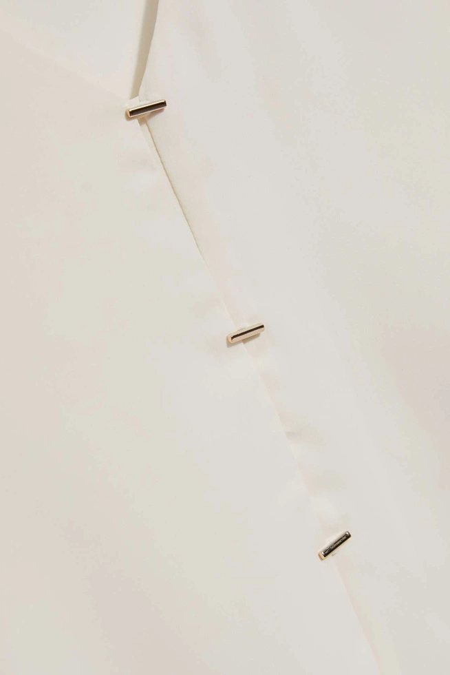 Koszula z dekoltem w serek i delikatnymi guzikami perłowa