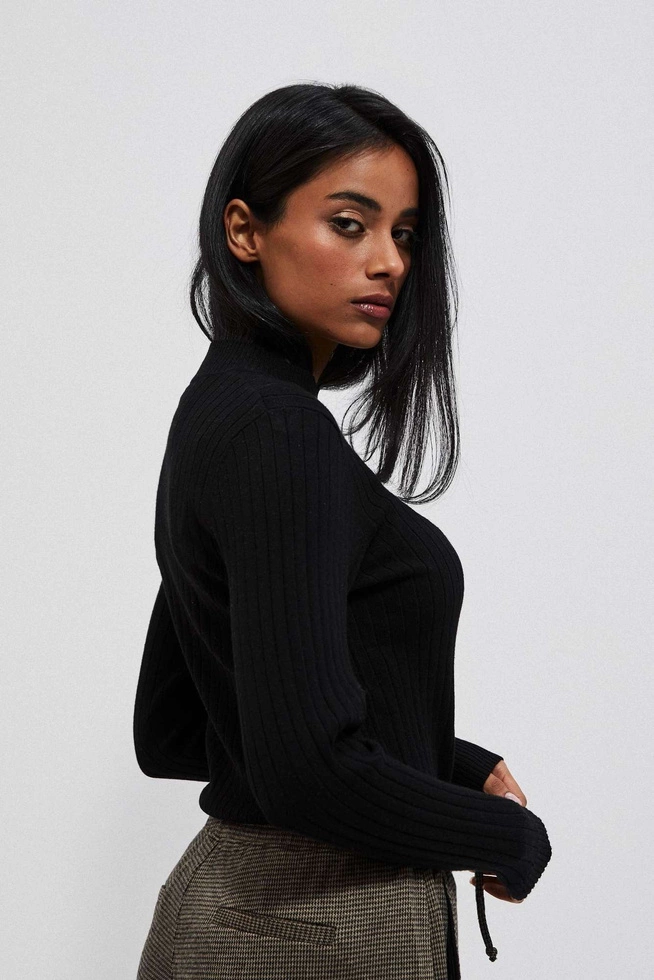 Dopsowany sweter w prążki czarny