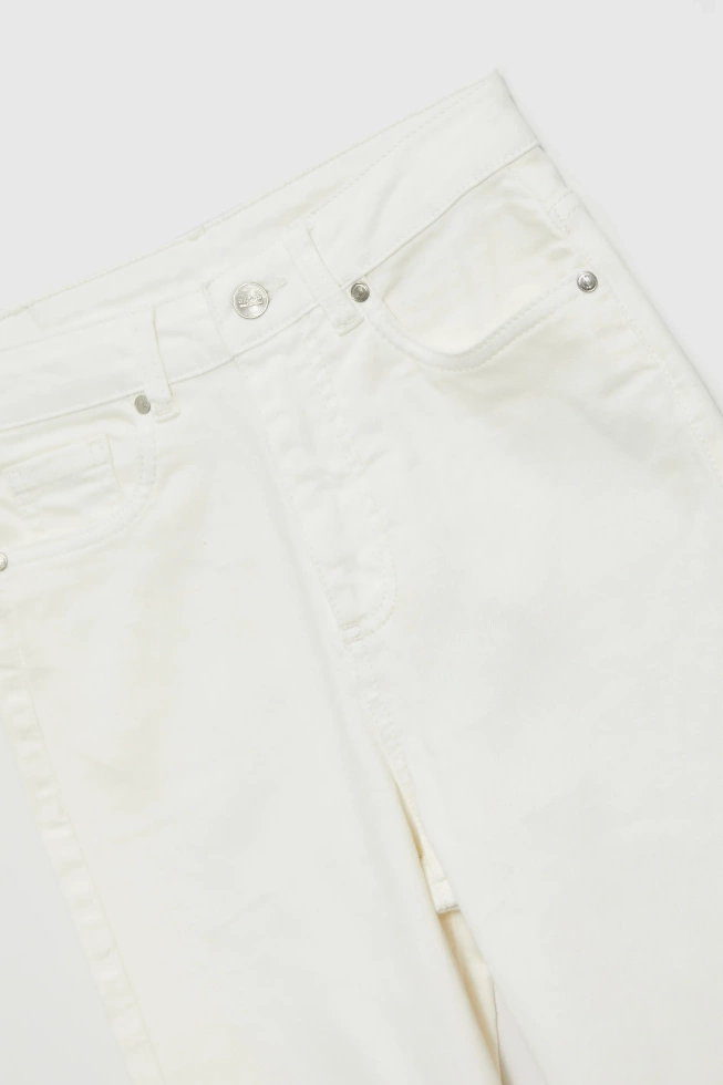 Jeansy z prostą nogawką białe