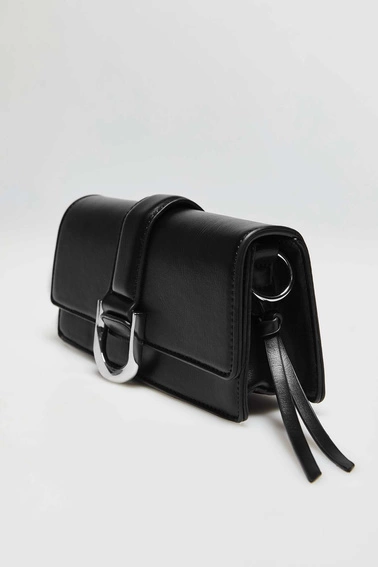 Torebka na ramię ze srebrną klamrą czarna