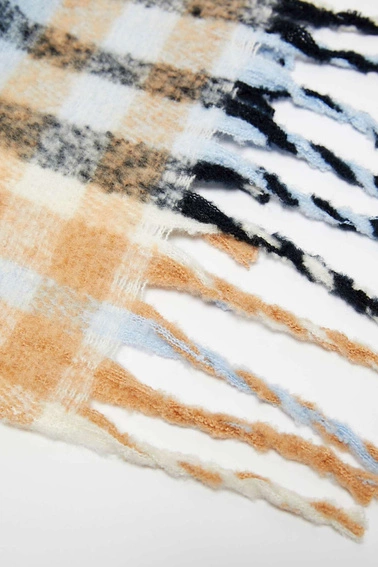 Szal w kratę z frędzlami błękitny