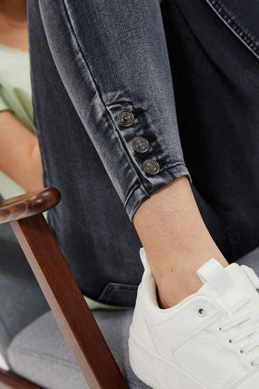 Jeansy skinny medium waist z przetarciami grafitowe