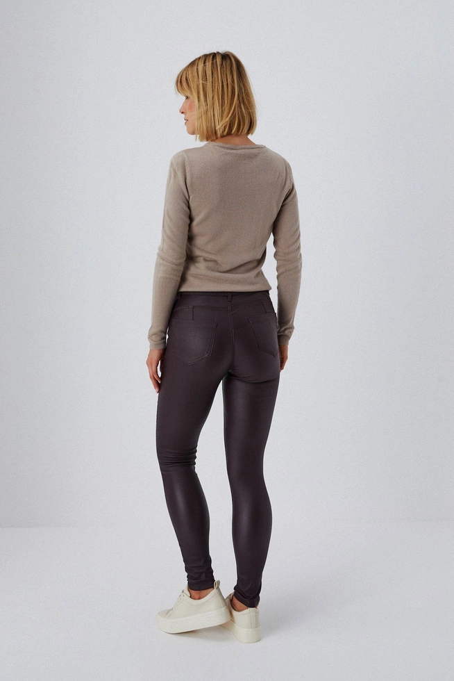 Woskowane spodnie o dopasowanym kroju kasztanowe