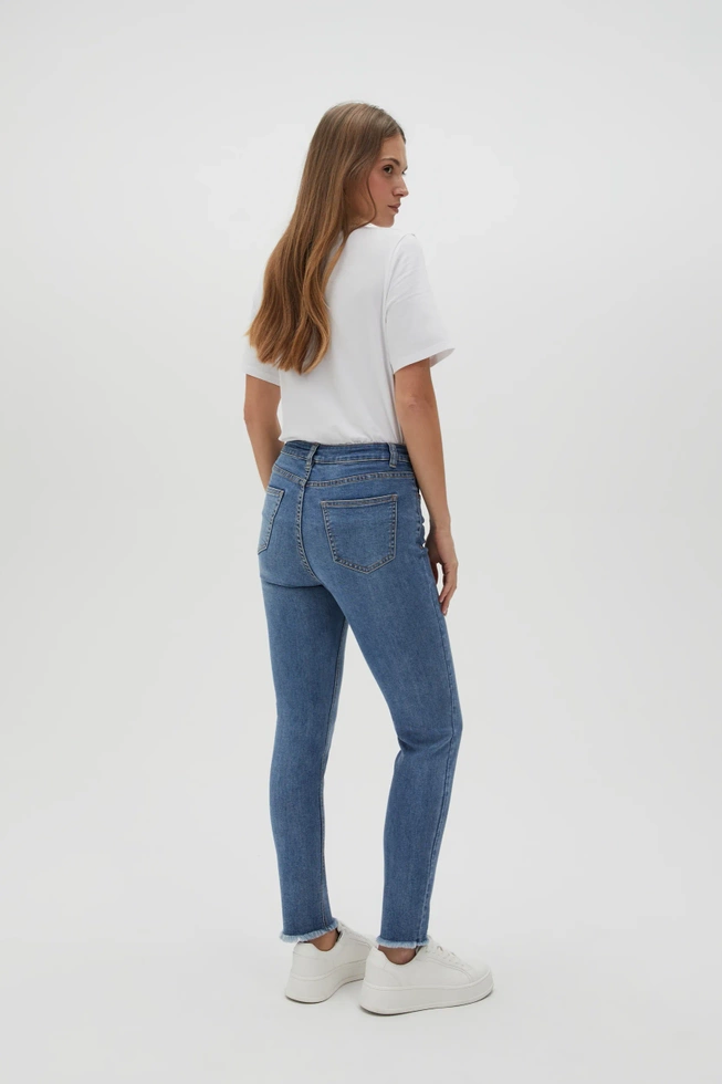 Spodnie rurki z postrzępionymi nogawkami niebieskie