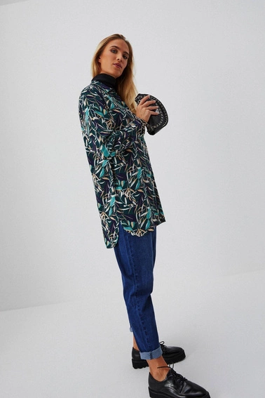 Pikowana torebka ozdobiona łańcuchem w kolorze srebrnym czarna