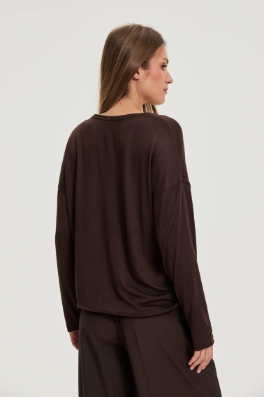 Sweter z dekoltem w serek brązowy