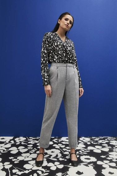 Garniturowe spodnie z podwiniętymi nogawkami w kant szare