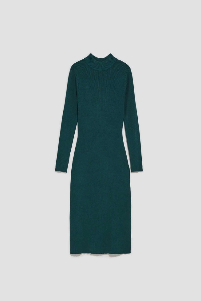 Prążkowana sukienka z półgolfem