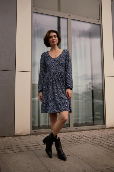 Sukienka w kwiatki granatowa