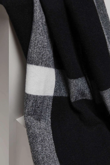 Szalik w kratę z frędzlami czarno-biały