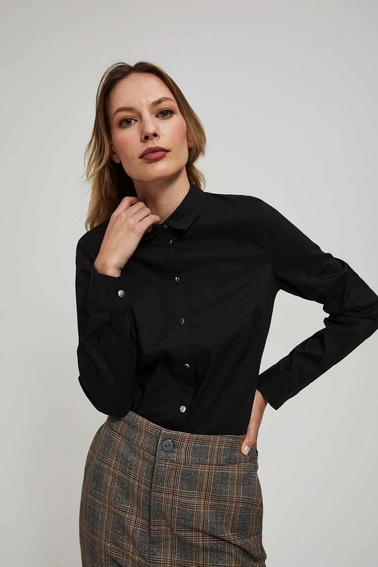 Gładka czarna koszula z ozdobnymi guzikami