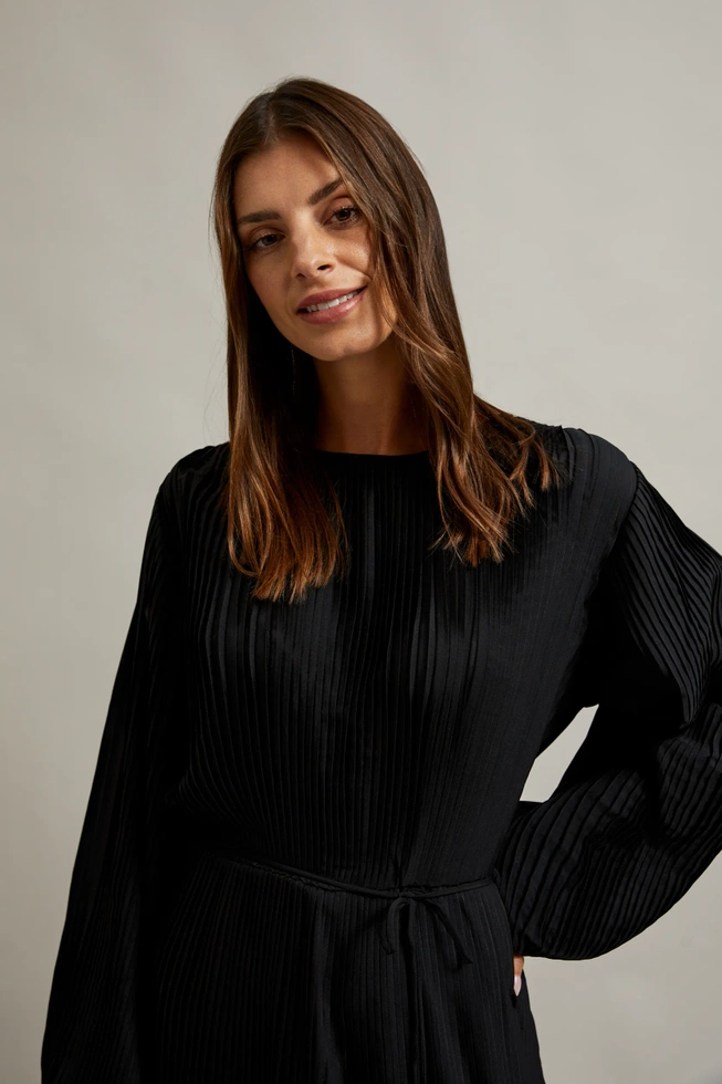 Plisowana sukienka z paskiem czarna