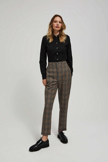 Gładka czarna koszula z ozdobnymi guzikami