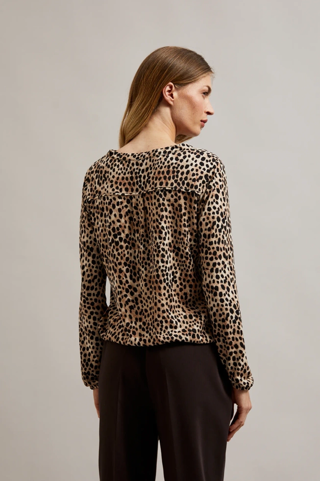 Sweter w zwierzęcy wzór beżowy